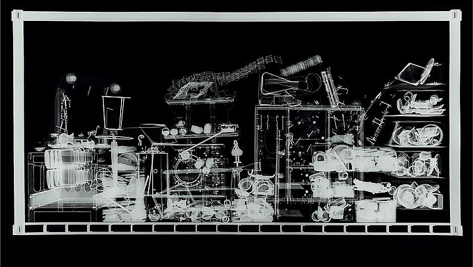 Gabriele Rothemann, Hab und Gut No. 8, 2012, Radiografie auf Röntgenfilm, 98,7 × 212,5 cm Röntgenaufnahme eines Regals mit verschiedenen Haushaltsgegenständen und Werkzeugen