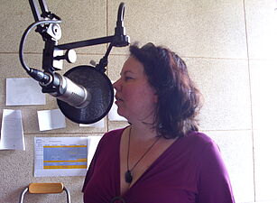 Margit Wolfsberger als Radiosprecherin