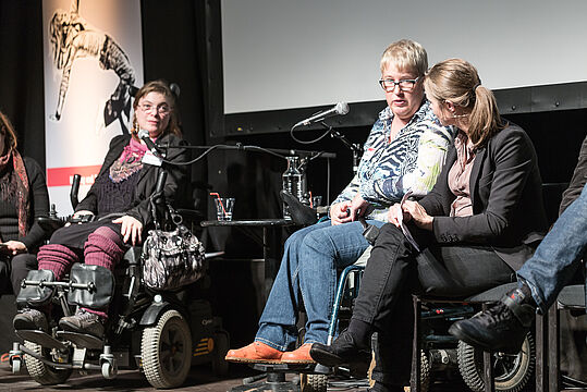 Elisabeth Magdlener, Astrid Lanscha und Lisa Mayr bei der Podiumsdiskussion