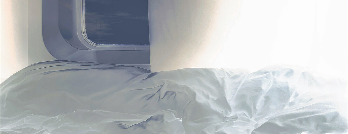 ein sehr abstraktes Foto mit zerknittertem Leintuch und Fensterausschnitt