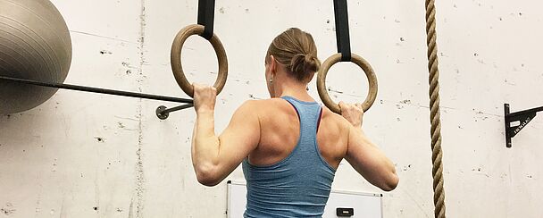 Eine Frau beim Fitness Training 