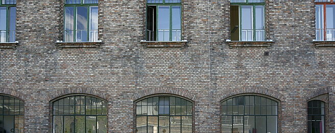 WUK Fassade Ziegelbau mit Fenstern.