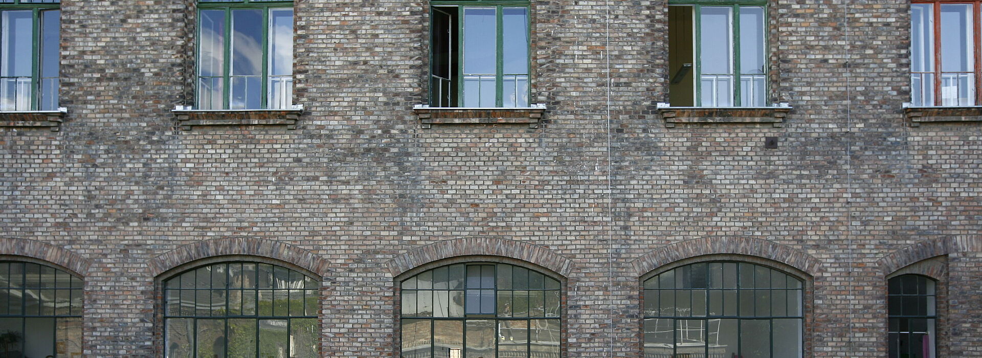 WUK Fassade Ziegelbau mit Fenstern.