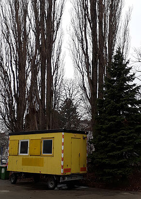 Der Bildungswagen an seinem Platz unter dem Pappelbaum