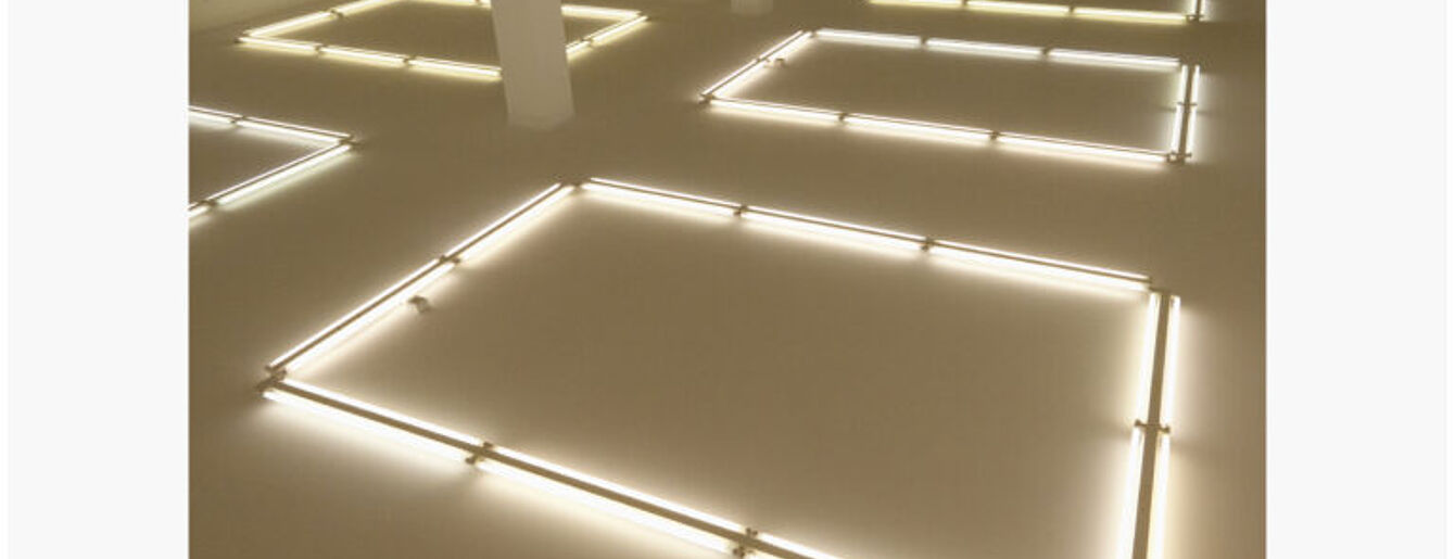 Auf dem Boden angebrachte Rechtecke aus Neonleuchten.