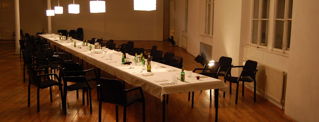 tisch im raum lädt KOAN JEFF BAYSA