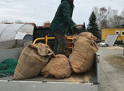 Ein Mitarbeiter beladet den Lastwagen