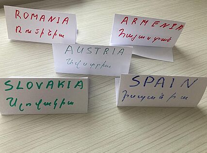 Tischzettel mit Ländernamen Rumänien, Slowakei, Spanien, Armenien und Österreich