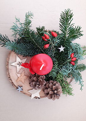 Weihnachtsgesteck mit Krene und Sternen