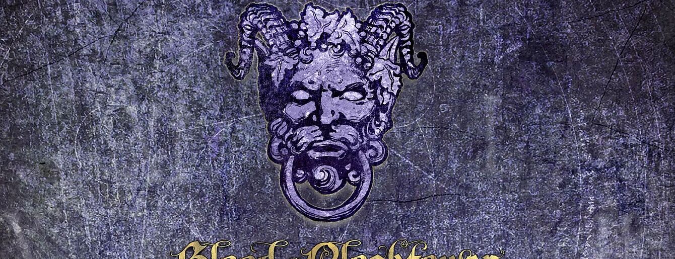 Dämonenmaske mit Hörnern und Ring im Mund vor strukturiertem Hintergrund mit dem Schriftzug 'Blood on the Clocktower'