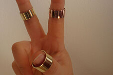 drei Finger auf denen je win Ring sitzt