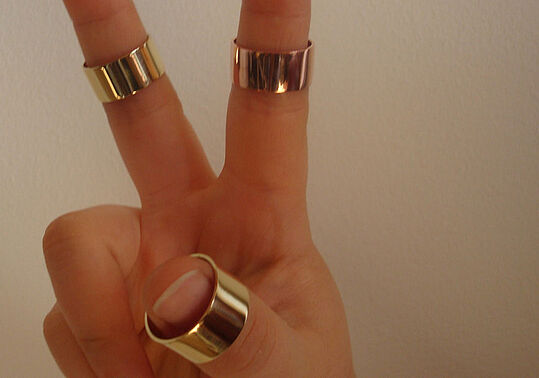 drei Finger auf denen je win Ring sitzt