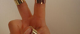 drei Finger auf denen je win Ring sitzt
