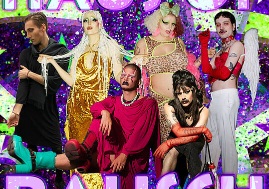 Sechs Personen in auffälligen Kostümen und Make-up posieren vor einem glitzernden Hintergrund mit den großen Buchstaben 'HAUS OF RAUSCH'