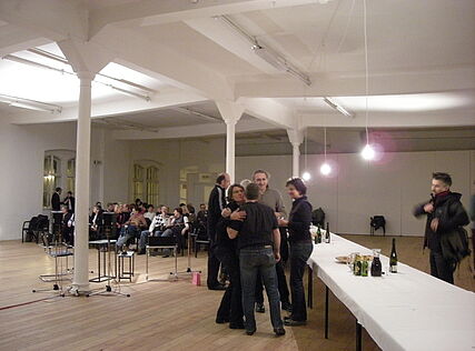 tisch im raum lädt Wolfgang Fetz | Foto: Kunsthalle Exnergasse