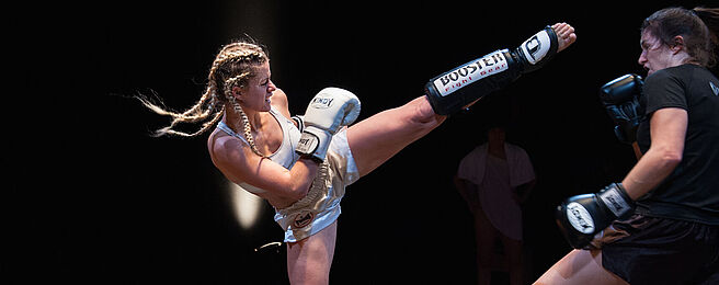 Zwei boxende Frauen im Boxring