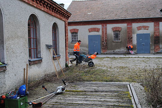 Zwei Jugendliche arbeiten am Zukunftshof