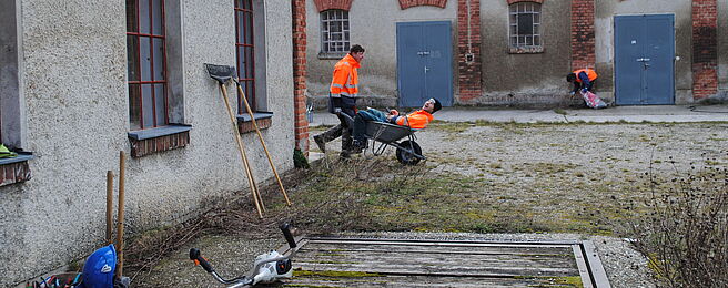 Zwei Jugendliche arbeiten am Zukunftshof