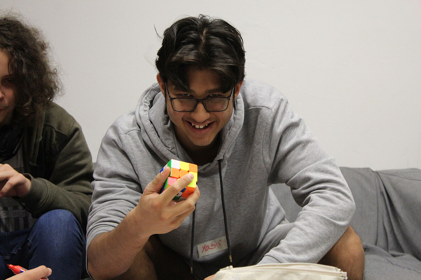 Ein Teilnehmer mit einem Rubiks Würfel