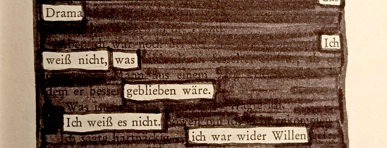 Schwarz-weißer Textausschnitt mit durchgestrichenen Zeilen und hervorgehobenen Worten: 'Ich weiß nicht, was geblieben wäre. Ich weiß es nicht. ich war wider Willen'.