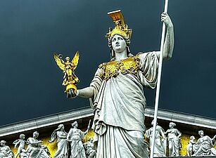 Die Statue der Pallas Athene vor dem Parlament