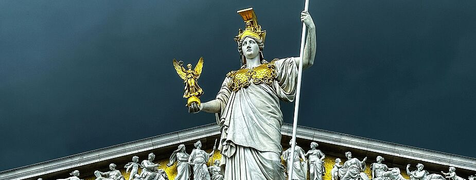 Die Statue der Pallas Athene vor dem Parlament