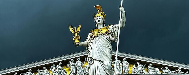 Die Statue der Pallas Athene vor dem Parlament