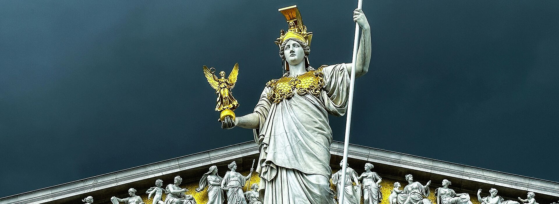 Die Statue der Pallas Athene vor dem Parlament