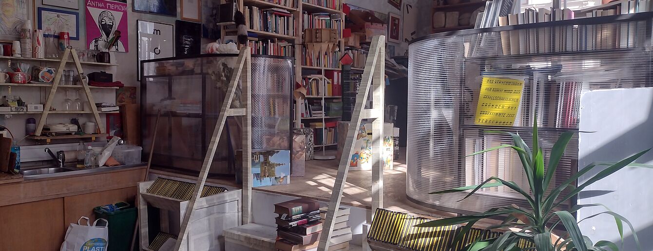 der Raum der Evolutionsbibliothek im WUK mit vielen REgalen, Bücher und Bildern