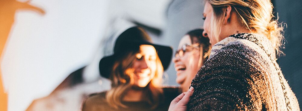 Foto von Priscilla Du Preez auf Unsplash 3 Menschen lachen und reden
