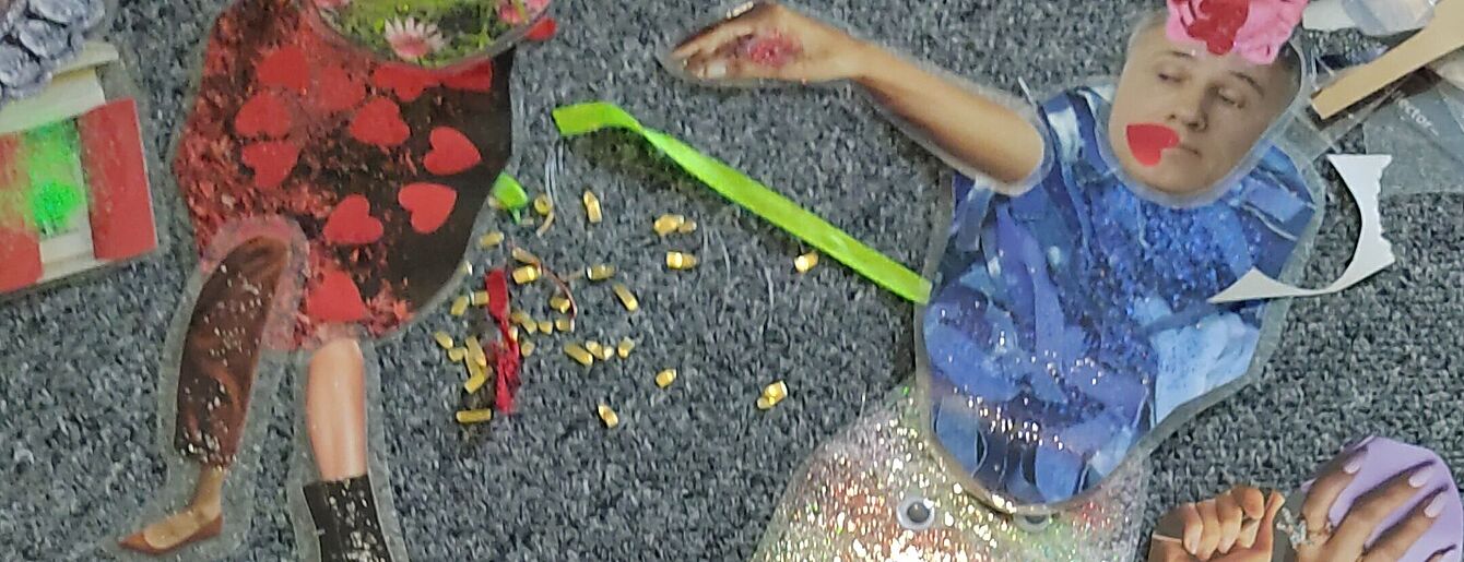 Eine aus Zeitungsausschniten in Arbei befindliche Marionette